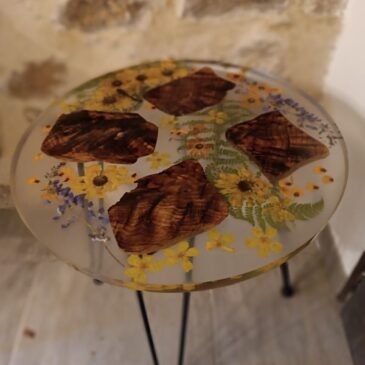 plateau résine époxy et fleurs naturelles